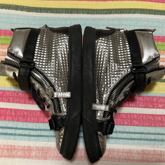 Giuzzepe Zanotti Silver and Black Leather Hightop Sneakers w/ 3D diamond pattern - Picture 3 of 7